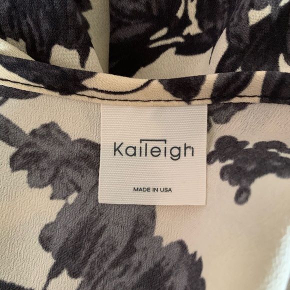 Kaileigh cream and black floral trapeze style blouse - Picture 6 of 8
